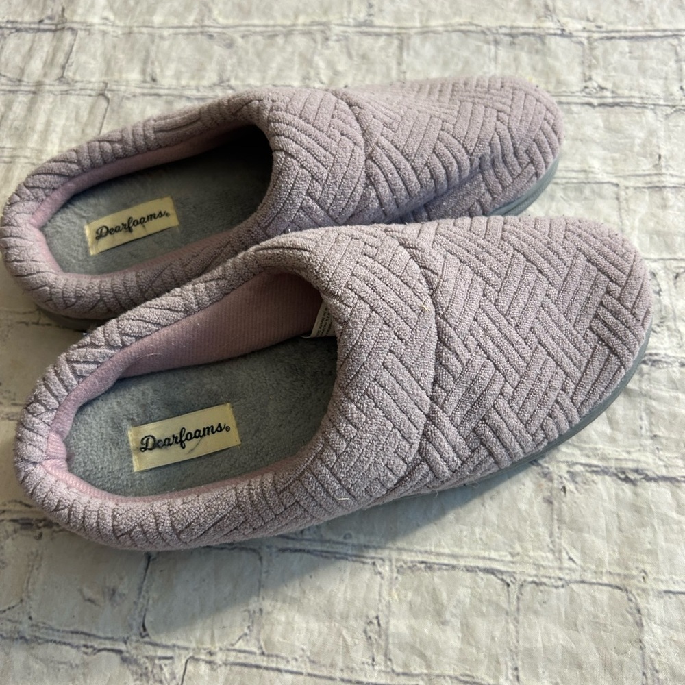 DEARFOAMS LAVENDER TEXTURE PATTERN WOMEN’S SLIPPERS SIZE LARGE 9-10